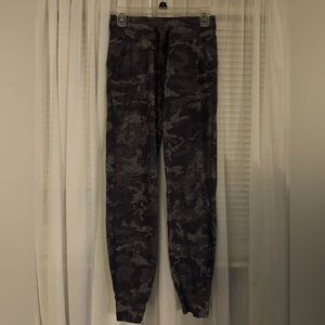 LULULEMON camo joggers Size 4
High waist with tie